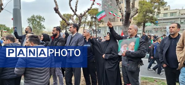 حضور گسترده و منسجم دانش آموزان و فرهنگیان منطقه ۱۰ در راهپیمایی ۲۲ بهمن ماه