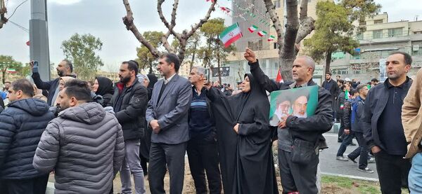 حضور گسترده و منسجم دانش آموزان و فرهنگیان منطقه ۱۰ در راهپیمایی ۲۲ بهمن ماه