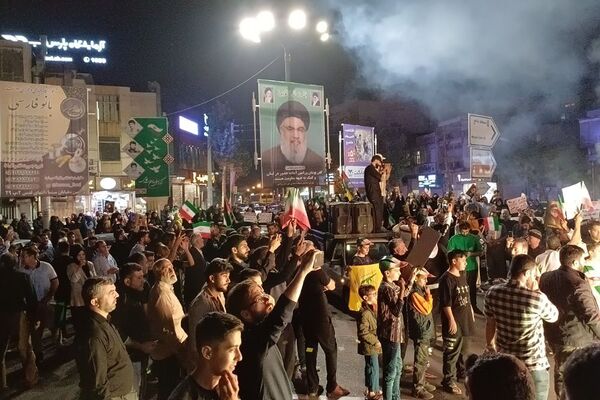 خوشحالی مردم ورامین از پاسخ موشکی ایران به رژیم صهیونسیتی 