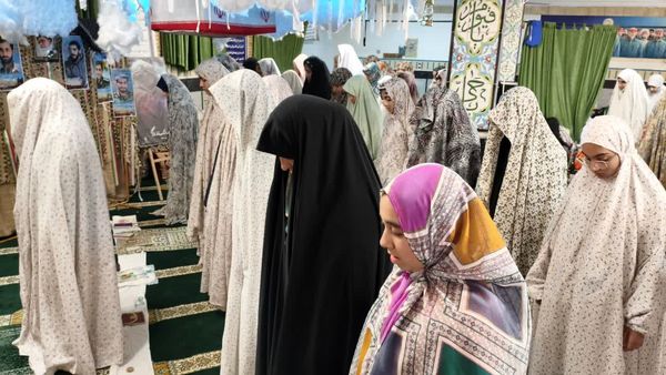 نوجوانان دختر در اعتکاف؛ لحظاتی سرشار از نماز و معنویت
