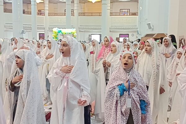 برگزاری جشن ۱۰۰۰ دانش‌آموز دختر روزه اولی در شیراز