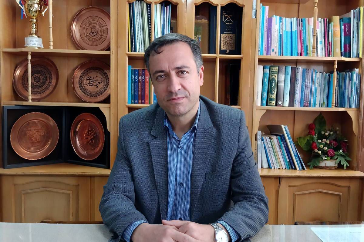 معلم، راهبری دلسوز و الهام‌بخش در تربیت تمام‌ساحتی دانش‌آموزان است