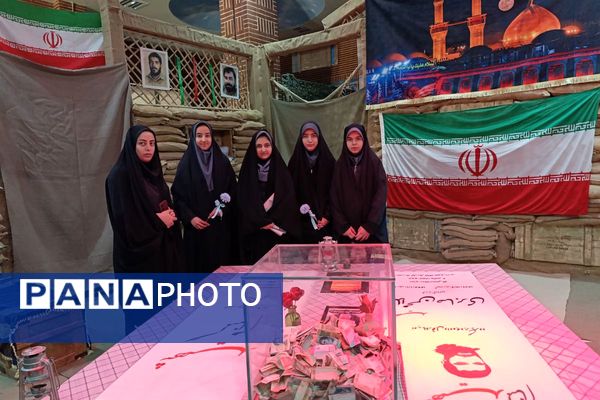 ادای احترام دانش‌آموزان دبیرستان هدی به مقام شامخ شهدا در یادواره محلی