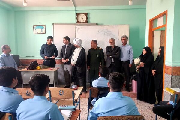 تجلیل از مدیر و کارکنان مدرسه نمونه رازی سعدآباد