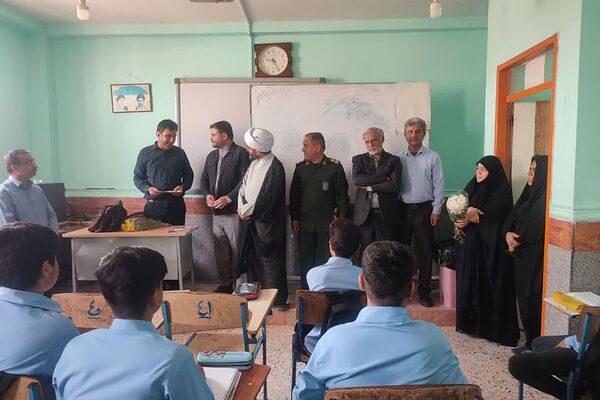 تجلیل از مدیر و کارکنان مدرسه نمونه رازی سعدآباد