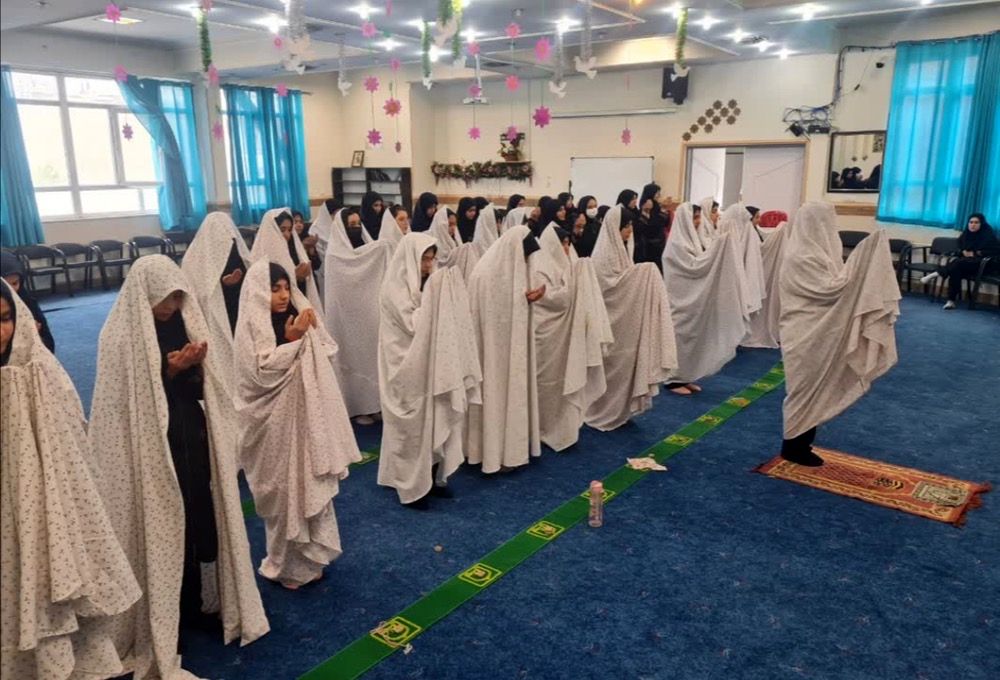 برگزاری نماز جماعت دبیرستان شهید تیمسار فلاحی ناحیه یک کرج