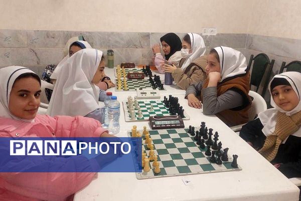 رقابت فکری دانش آموزان شهرستان قدس در مسابقات شطرنج دانش‌آموزی 