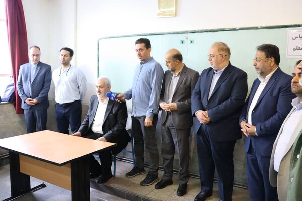 زنگ سپاس معلم در هنرستان احمدی روشن منطقه ۱۴ تهران با حضور وزیر نیرو نواخته شد
