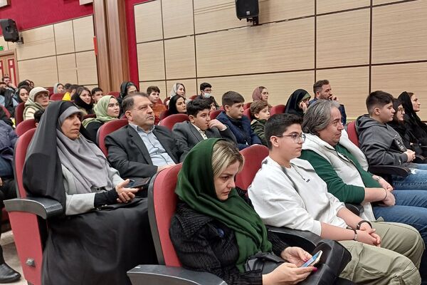 تقدیر از دانش‌آموزان دبیرستان هیات امنایی البرز در اردوگاه استانی شهید محمد منتظری شهریار 