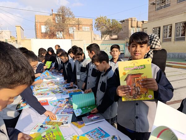 برگزاری نمایشگاه کتاب در دبستان معلم دو آشخانه 