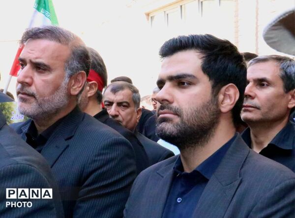 وداعِ تاریخی با «رهبر شهید ایران» از نگاه دوربین؛ تجلی بصیرت فرهنگیانِ «منطقه ۱۷» در مصلای تهران