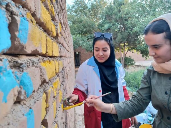 جشن غدیرخم توسط تیم‌های سحر هلال احمر در روستای زلزله‌زده محمدیه