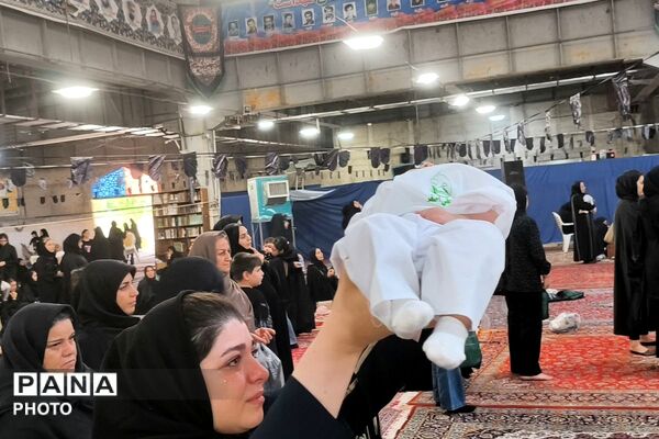 حضور مادران و نوزادان شش ماهه در همایش شیرخوارگان حسینی