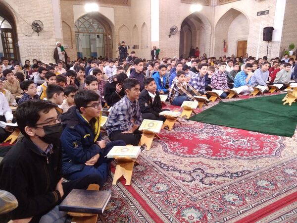 بزرگترین محفل دانش‌آموزی انس با قرآن در شهر یزد 