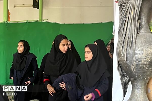 تصویر بندگی دانش‌آموزان در ماه خدا