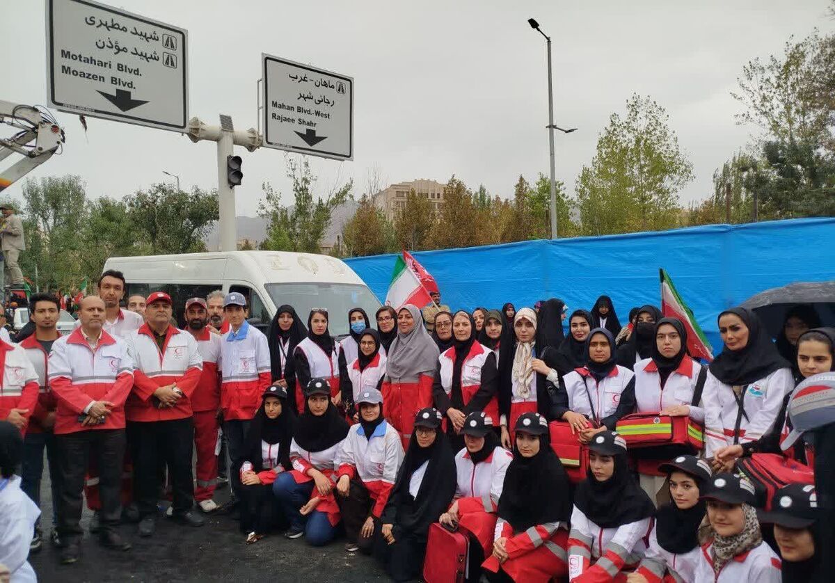 اعضای جوانان تیم «سحر» جمعیت هلال احمر با هدف خدمت‌رسانی به شهروندان در اجتماع جانفدایان حضور داشتند