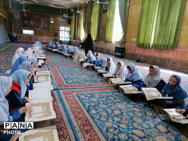 محفل انس با قرآن و اقامه نماز جماعت در سومین روز ماه مبارک رمضان 