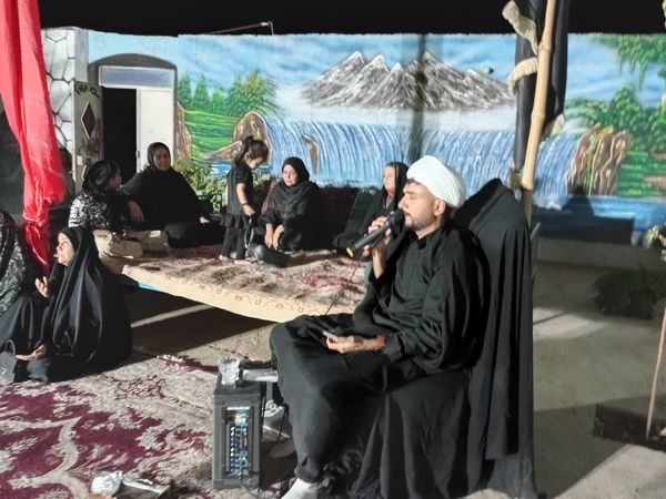 مراسم عزاداری ماه صفر در روستای نقاب با وجود قطع برق