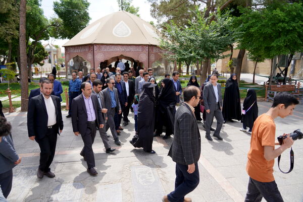 مراسم عطرافشانی قبور مطهر شهدا باحضور مدیرکل آموزش‌وپرورش استان اصفهان