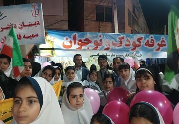 بادکنک‌های صورتی در دست دختران  دبستان سمیه به یاد دختران  میناب