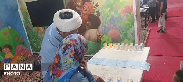 چهلمین روز رهبر شهید؛ غرفه خبرگزاری پانا در حرم مطهر رضوی میزبان زائران 