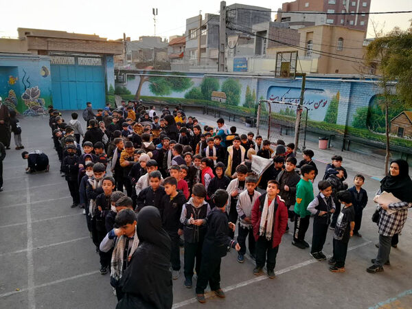 تقدیر دانش‌آموزان یک مدرسه در قم از پدر شهید کریمی