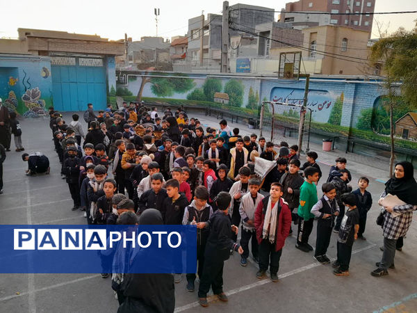 تقدیر دانش‌آموزان یک مدرسه در قم از پدر شهید کریمی