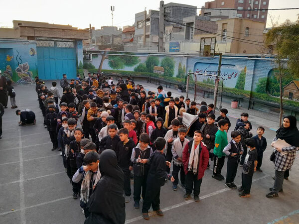 تقدیر دانش‌آموزان یک مدرسه در قم از پدر شهید کریمی