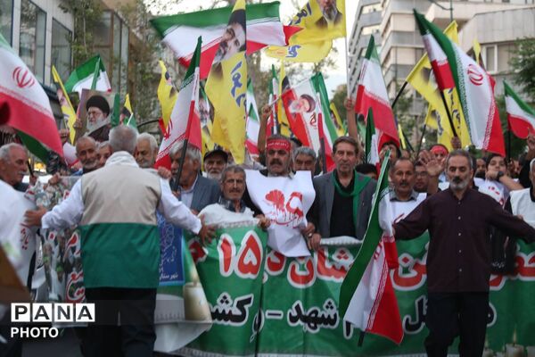 مراسم تجدید بیعت کفن پوشان ورامین با رهبر معظم انقلاب در میدان فلسطین و رواق کشوردوست
