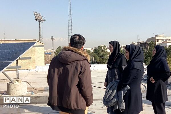نصب پنل‌های خورشیدی و اتصال آن به شبکه برق رسانی منطقه در هنرستان قدس ناحیه دو شهرری 