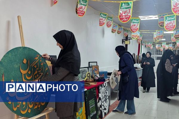 آماده‌سازی آثار هنرجویان در نمایشگاه دهه فجر رباط‌کریم