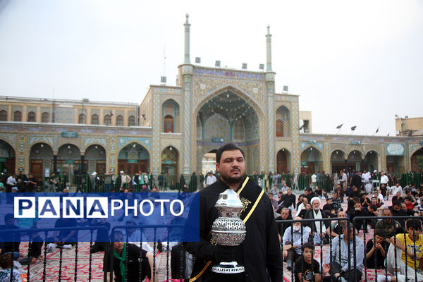 اهتزاز پرچم عزای سیدالشهدا(ع) بر فراز گنبد حرم حضرت معصومه(س)