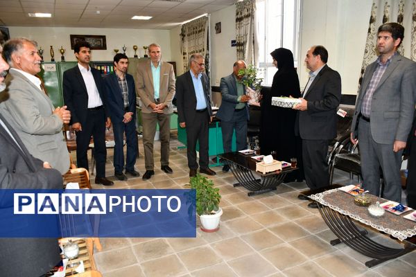 حضور امام جمعه، فرماندار و مدیر آموزش پرورش مه ولات در مدارس شهرستان