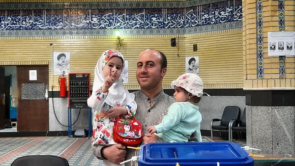 حضور مسئولان و مردم انقلابی شهرستان ملارد در پای صندوق‌های رأی