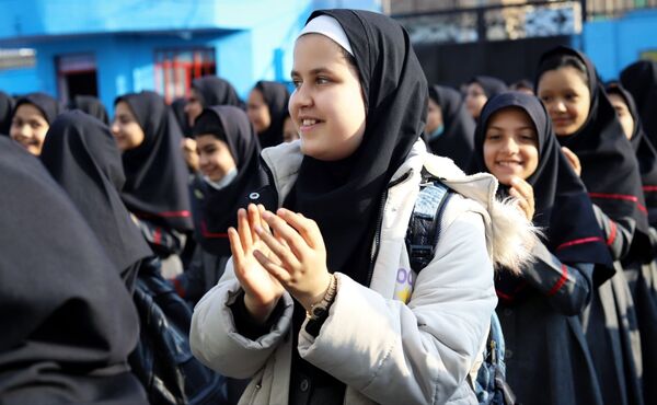 صبحگاهی غرق در علم و شادمانی در آموزشگاه جمهوری اسلامی ناحیه یک شهرستان بهارستان 