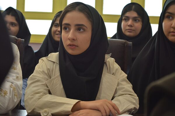 برای اولین‌بار برگزاری کافه ۵۷ در دبیرستان‌ نمونه دولتی ولایت بهارستان‌دو