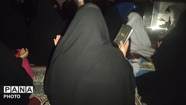 مردم دزک در شب قدر در مسجد امام حسین (ع) به نیایش و عبادت پرداختند