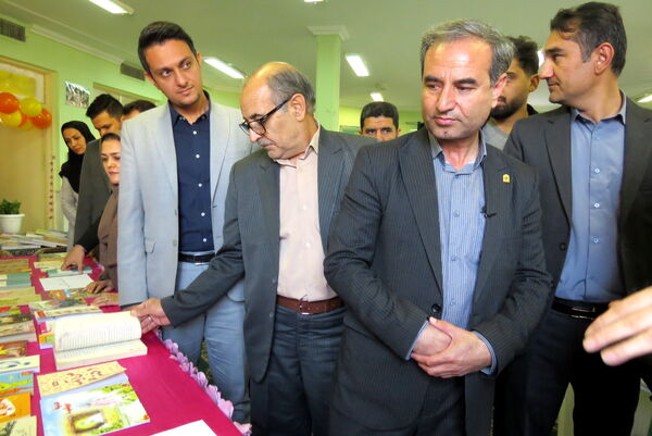 افتتاح نمایشگاه کتاب به‌مناسبت هفته کتاب و کتاب‌خوانی 
