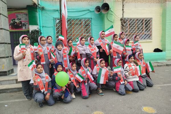 برگزاری جشن‌های باشکوه پیروزی انقلاب اسلامی در مدارس رباط‌کریم