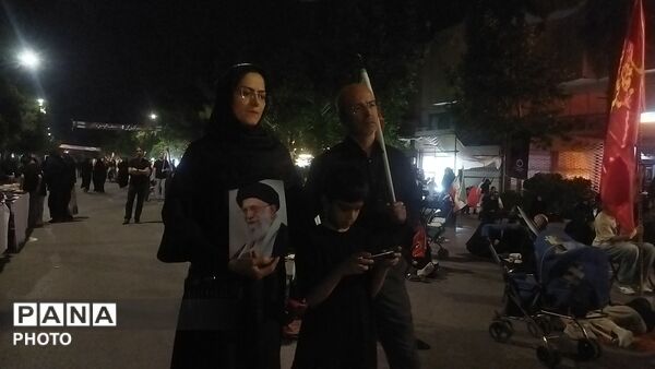 قاب هایی از رهبر شهید و رهبر معظم انقلاب در دستان سنگربان نیشابوری 