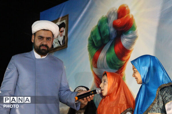 جشن روز دختر در ورودی باغ دولت آباد یزد