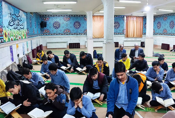 جزء‌خوانی قرآن کریم در دبیرستان حاجیه‌خانم ثقفی ناحیه چهار قم