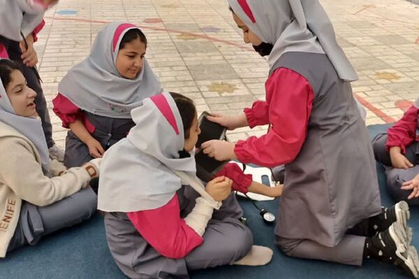 مانور سراسری زلزله و ایمنی با شعار "مدرسه ایمن، جامعه تاب‌آور" در مدرسه سارا شهرستان ملارد