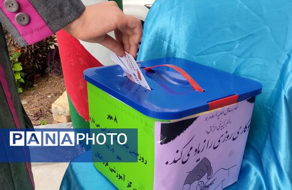 جشن عاطفه‌ها در دبیرستان فرزانگان قائمشهر