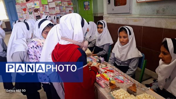  بازارچه آثار دانش آموزان پایه ششم مدرسه فاطمه الزهرا(س) به مناسبت هفته «ماها»