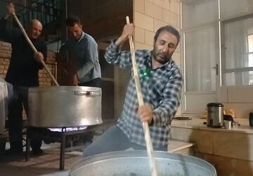 طبخ غذای نذری در روستای مارکده