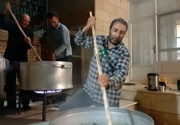 طبخ غذای نذری در روستای مارکده