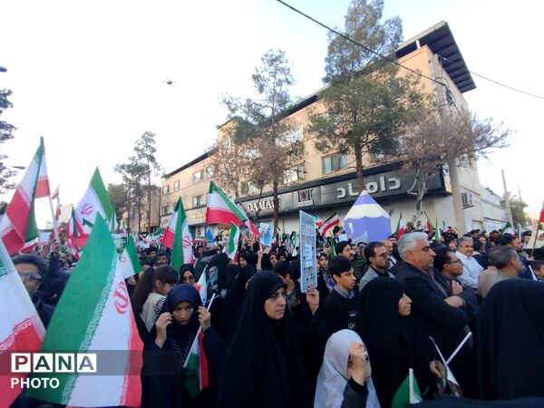 دانش آموزان کرمانی در سوگ «شهدای دبستان شجره طیبه میناب»