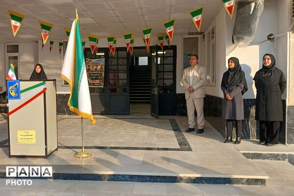  تقدیر از افتخار آفرینان دبیرستان نمونه دولتی مولود کعبه(ع) در مسابقات نمایشگاه دفاع مقدس