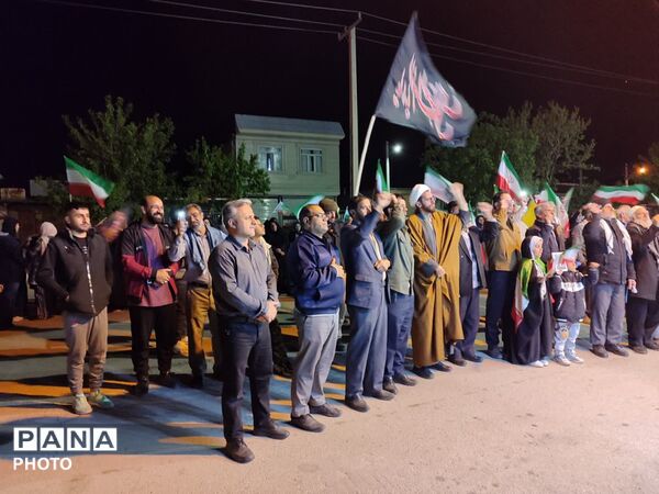 همصدایی فرهنگیان و دانش‌آموزان در تجمع شبانه مردم بیرانوند